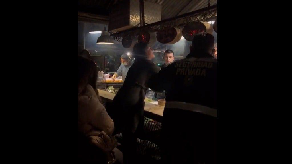 En Andrés Carne de Res clienta se enfurece por unas papas
