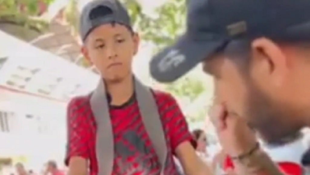 Buscan a niño que resuelve operaciones matemáticas para poder vender dulces
