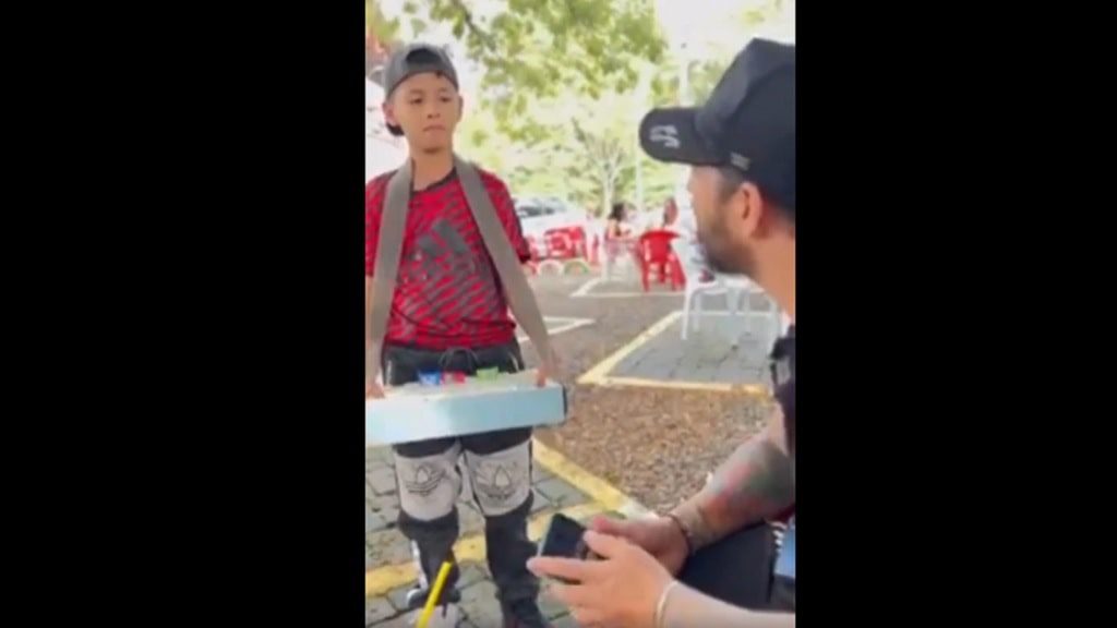Niño que resuelve operaciones matemáticas para poder vender dulces