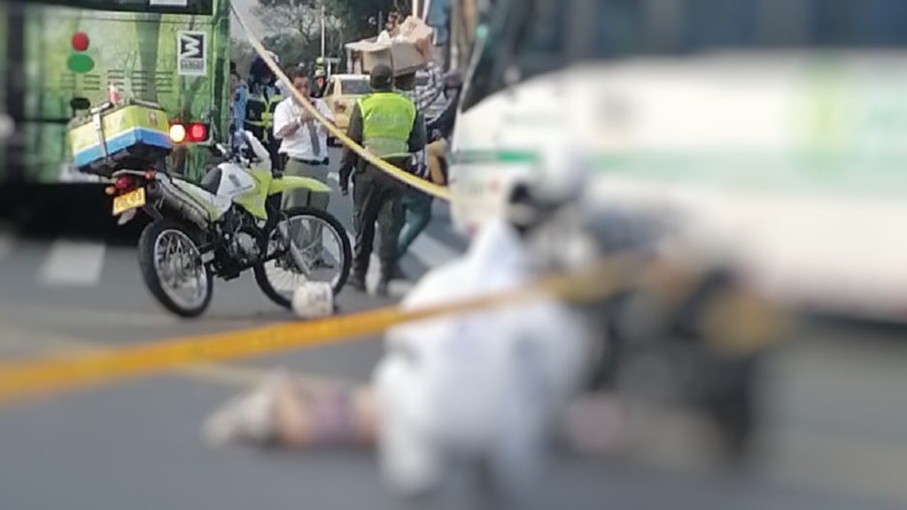 Parrillera de moto muerta en avenida Oriental por parque de san Antonio- Medellín