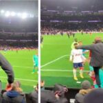 Hincha del Tottenham captado pateando al portero del Arsenal Aaron Ramsdale