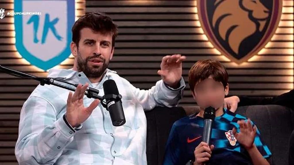 Hijo mayor de Shakira- Milan Piqué y Gerard Piqué- durante directo de Twitch