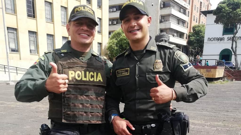 Bucaramanga: policías salvan a niña de morir en una calle