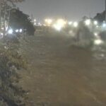 río Medellín casi desbordado este martes 17 de enero de 2023