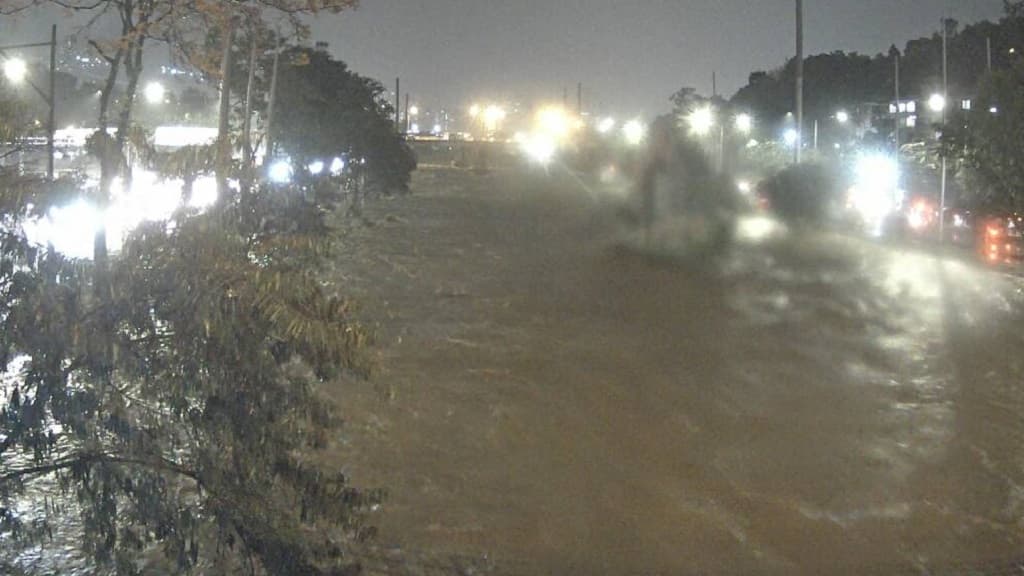 río Medellín casi desbordado este martes 17 de enero de 2023