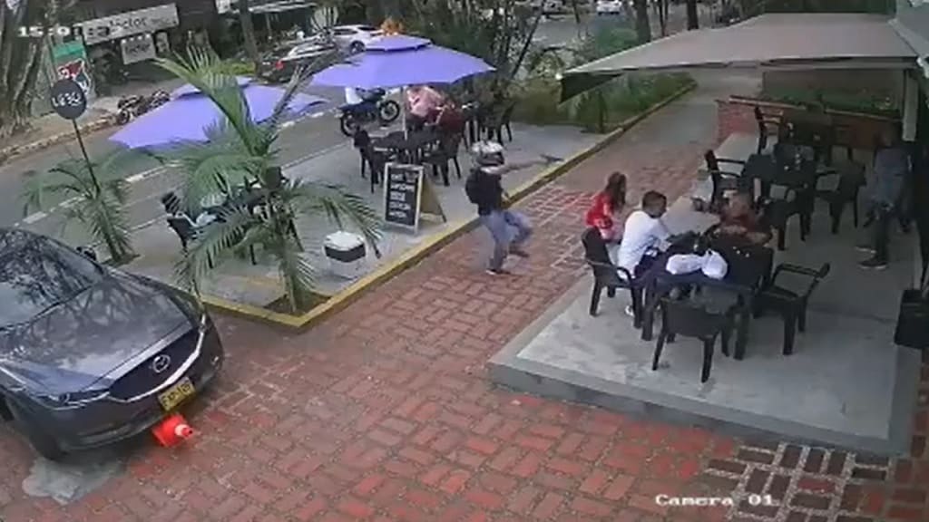 Atraco en Medellín - sector estadio --una niña queda en medio