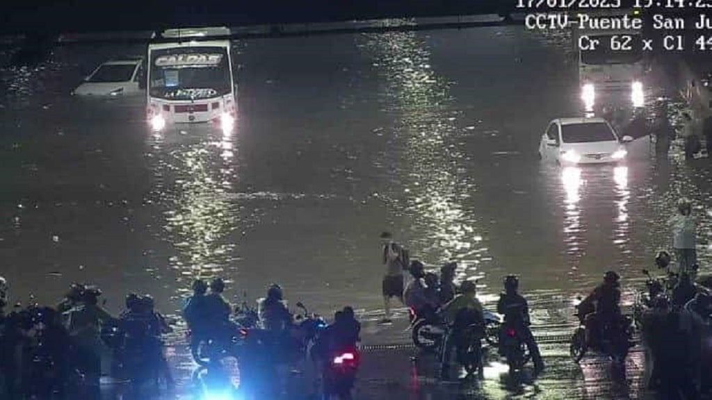 Varios carros quedan atrapados por las lluvias en el soterrado de Parques del Río