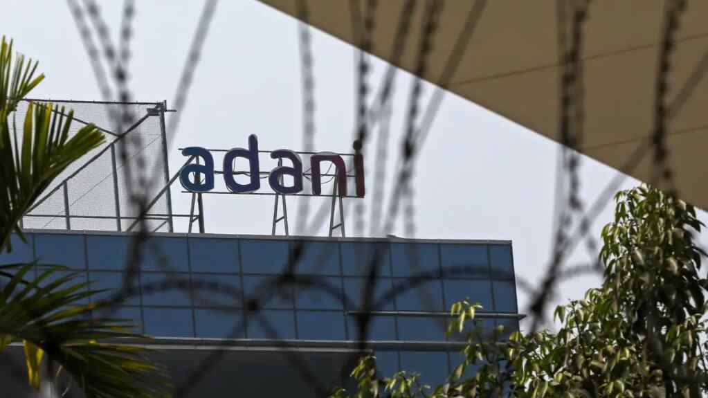 Adani pierde el puesto como el más rico de Asia tras una operación bursátil