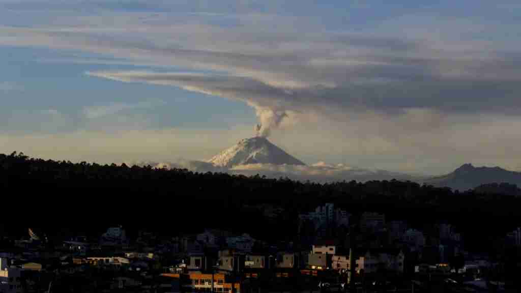 Advierten de caída leve de ceniza cerca del volcán ecuatoriano Cotopaxi