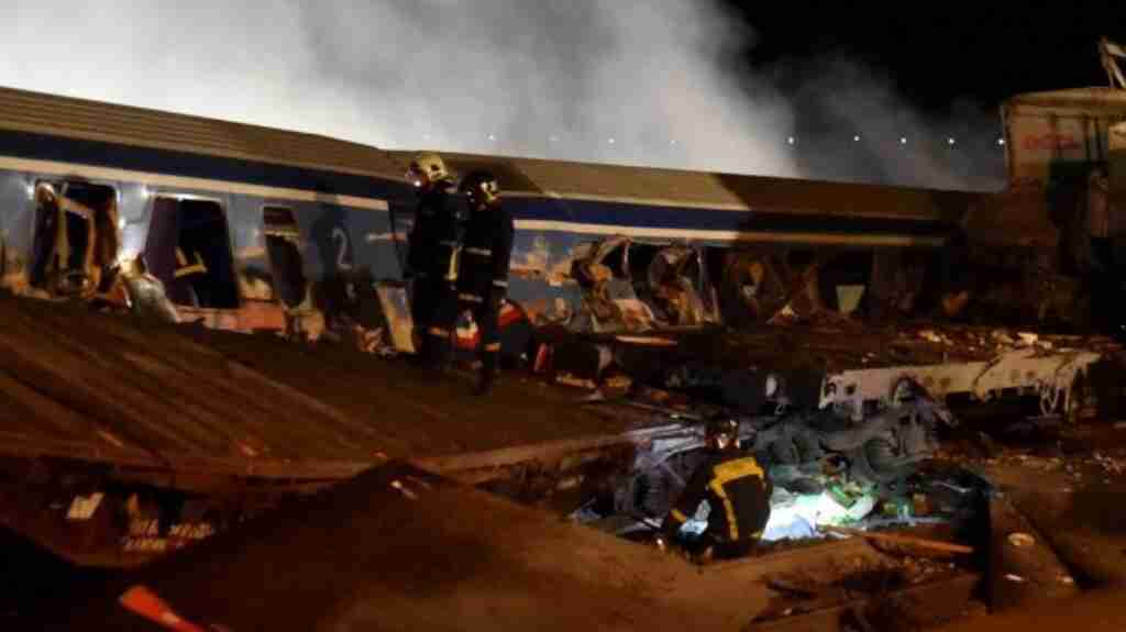 Al menos 26 muertos y 85 heridos al colisionar dos trenes en Grecia