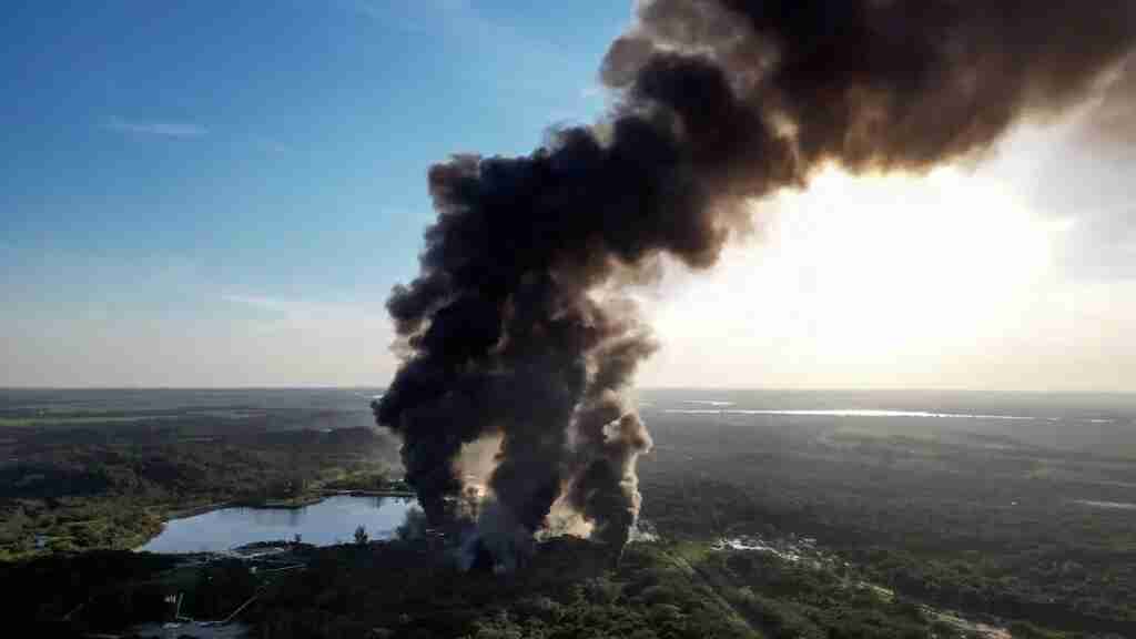 Al sur de México, 2 incidentes en Pemex dejan 7 heridos y columnas de humo