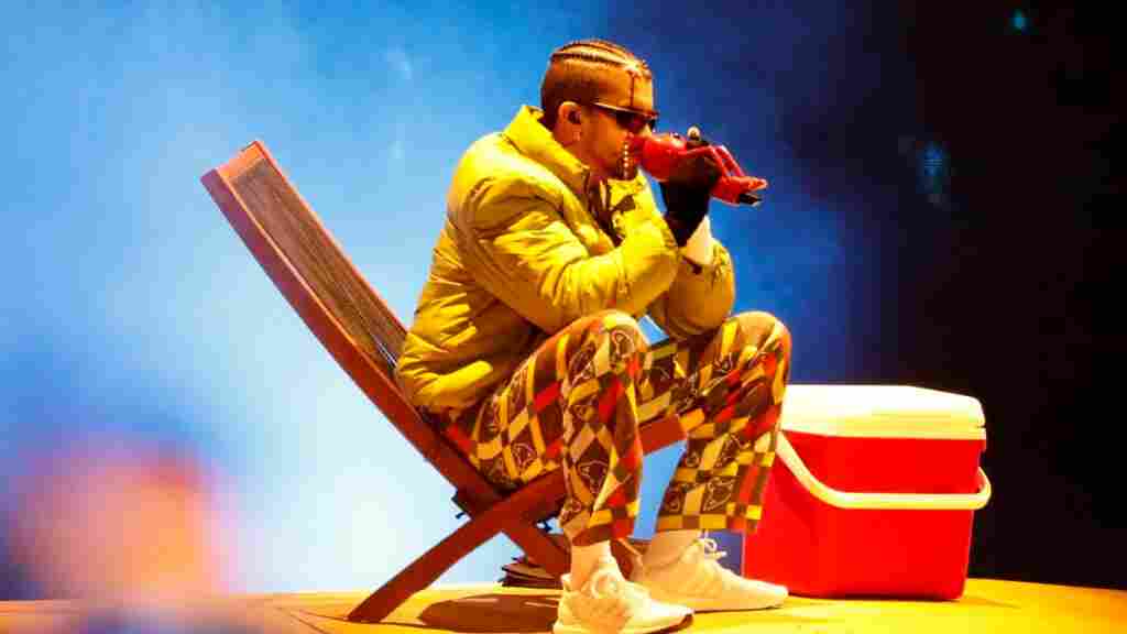 Bad Bunny se cuela en lista 10 artistas mejor pagados según la revista Forbes