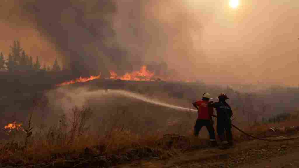 Bajan a 21 los fuegos importantes activos en Chile, la cifra más baja del año