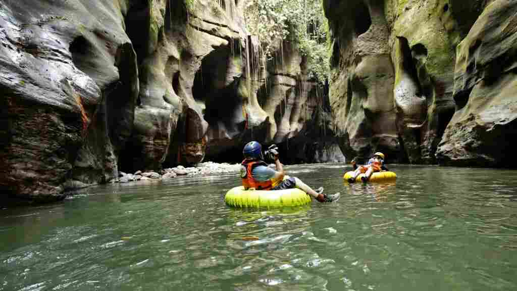 Cambiar fusiles por flotadores_ el turismo en el corazón de las FARC