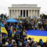 Cientos de personas se manifiestan en la capital de EEUU en apoyo a Ucrania