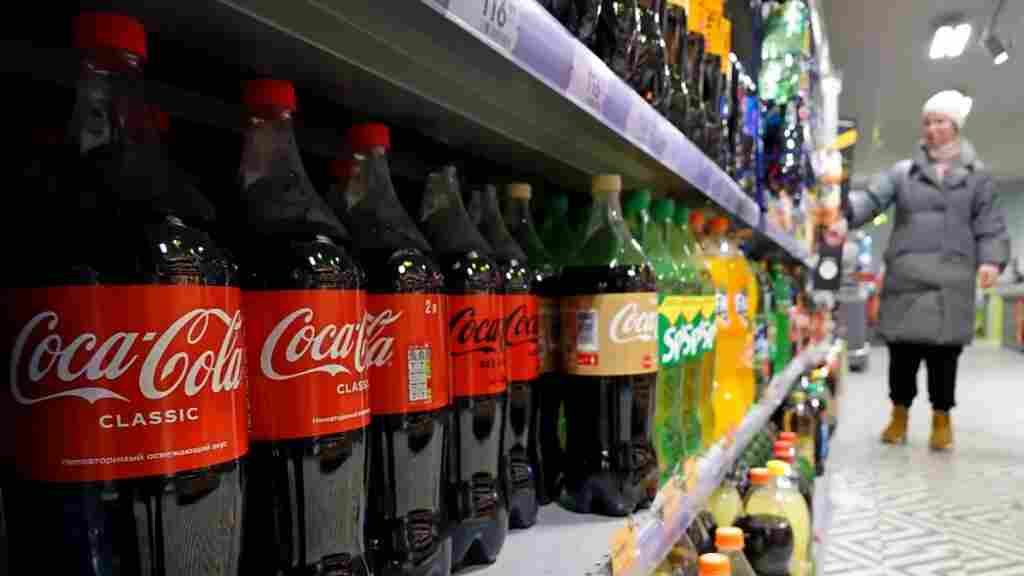 Coca Cola y otras marcas acuerdan reducir el azúcar de sus bebidas en Suiza