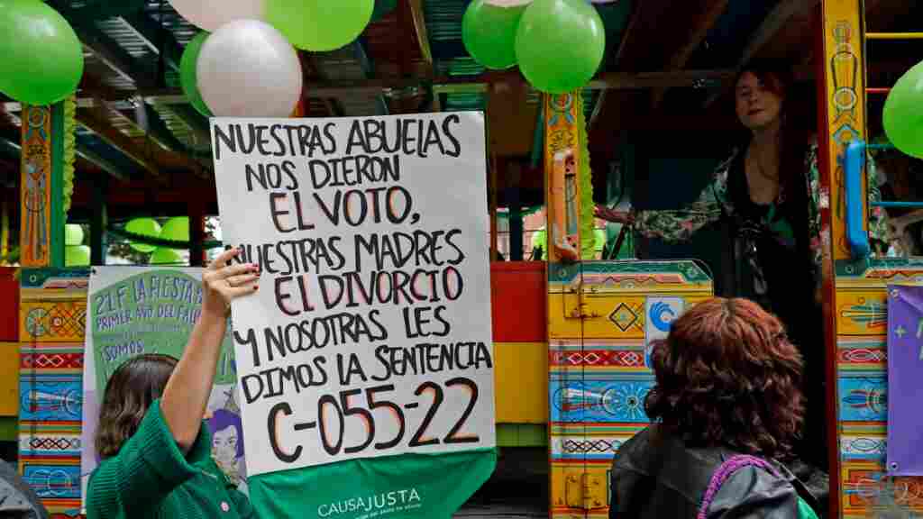Colombia agita sus pañuelos verdes un año después de despenalizar el aborto