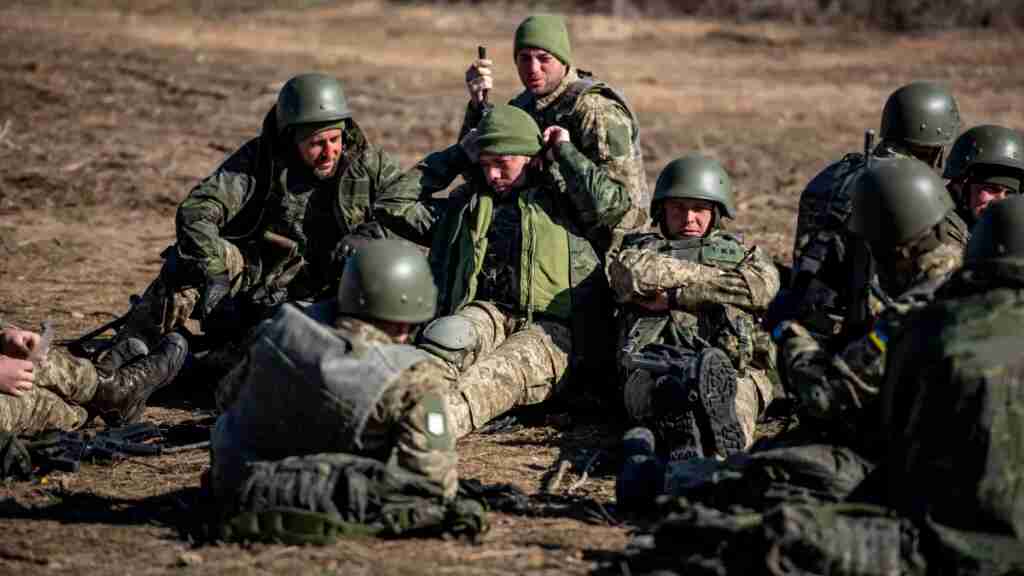 Con la moral alta y formación militar, 200 ucranianos vuelven a su país en guerra