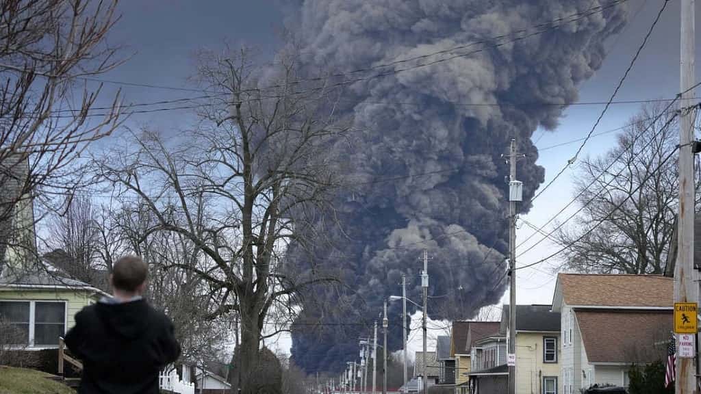 Ohio- desastre por descarrilamiento de tren con gases tóxicos