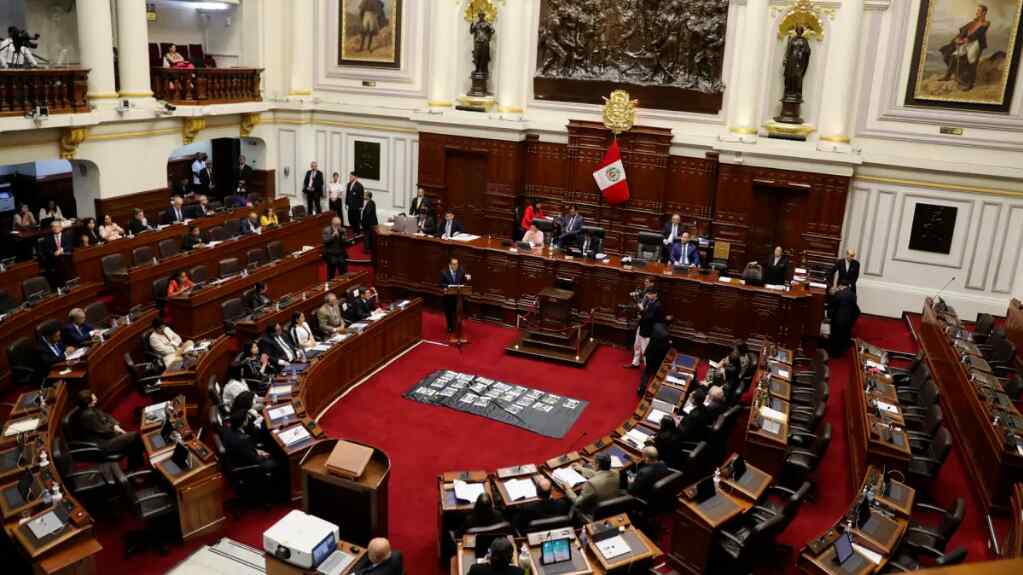 El Congreso de Perú atrasa nueva sesión del debate sobre el adelanto electoral