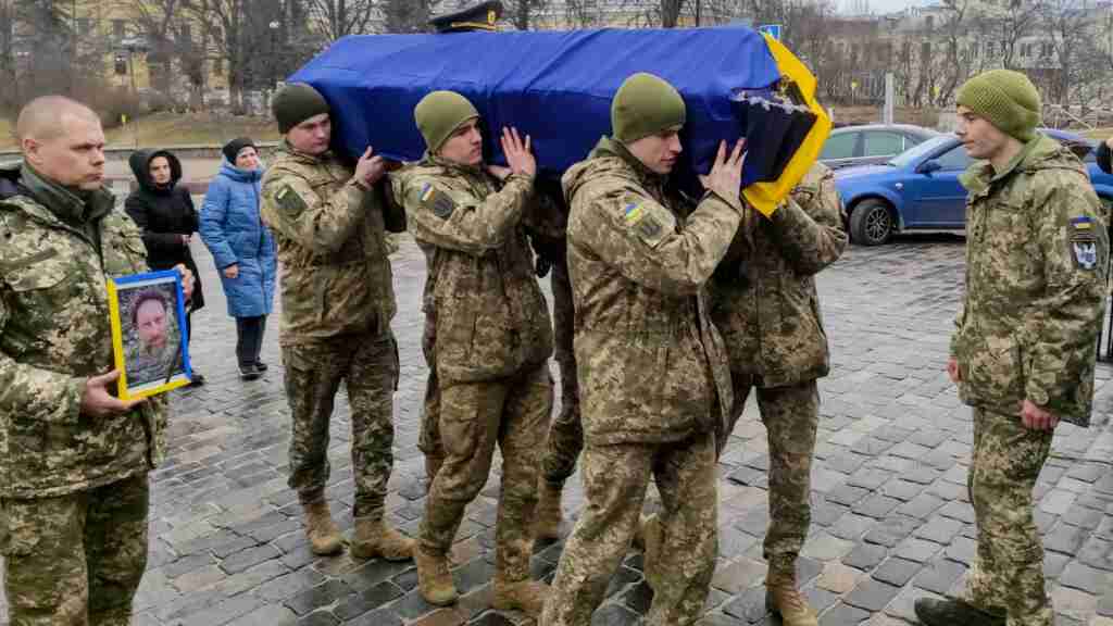 El año en que Ucrania se acostumbró a los funerales
