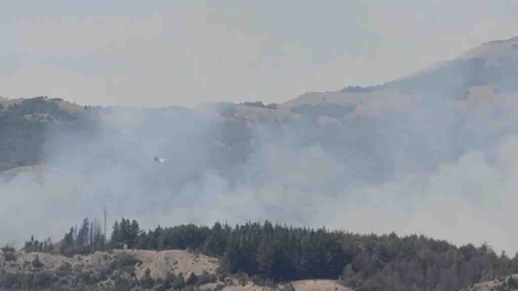 El clima adverso complica la extinción de los incendios en el norte y sur de Argentina