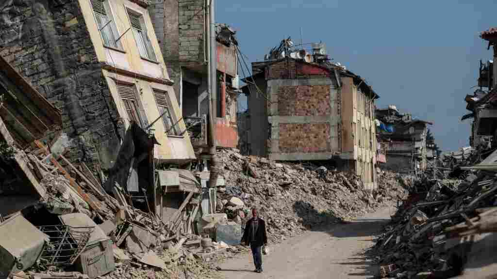 El número de víctimas del terremoto en Turquía supera ya las 43500