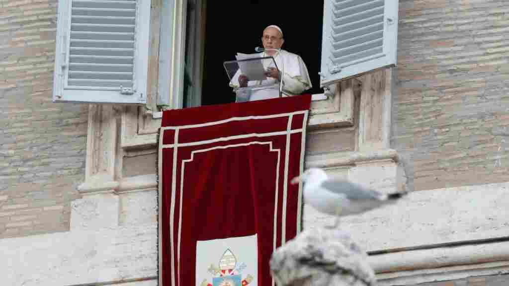El papa pide rezar por los más de 40 migrantes muertos en la costa de Italia