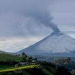 El volcán Cotopaxi emana una columna de HUMO