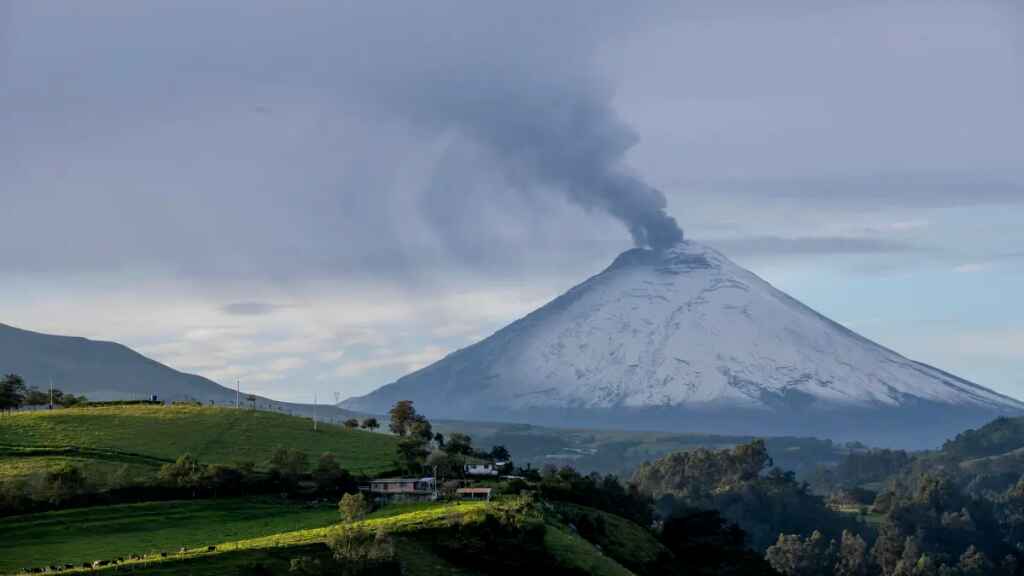 El volcán Cotopaxi emana una columna de HUMO