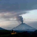 El volcán ecuatoriano Cotopaxi emana una columna de ceniza de unos 1