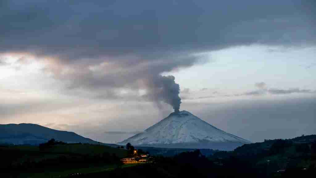 El volcán ecuatoriano Cotopaxi emana una columna de ceniza de unos 1