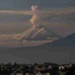El volcán ecuatoriano Cotopaxi emana una columna de vapor, gas y ceniza de unos 800 metros