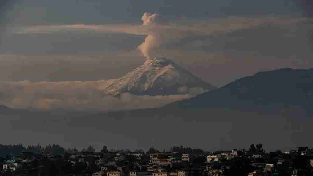 El volcán ecuatoriano Cotopaxi emana una columna de vapor, gas y ceniza de unos 800 metros