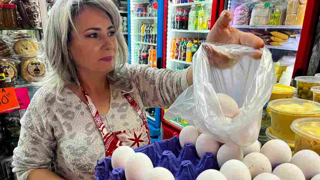 Gripe aviar e inflación empujan a estadounidenses a comprar huevos en México
