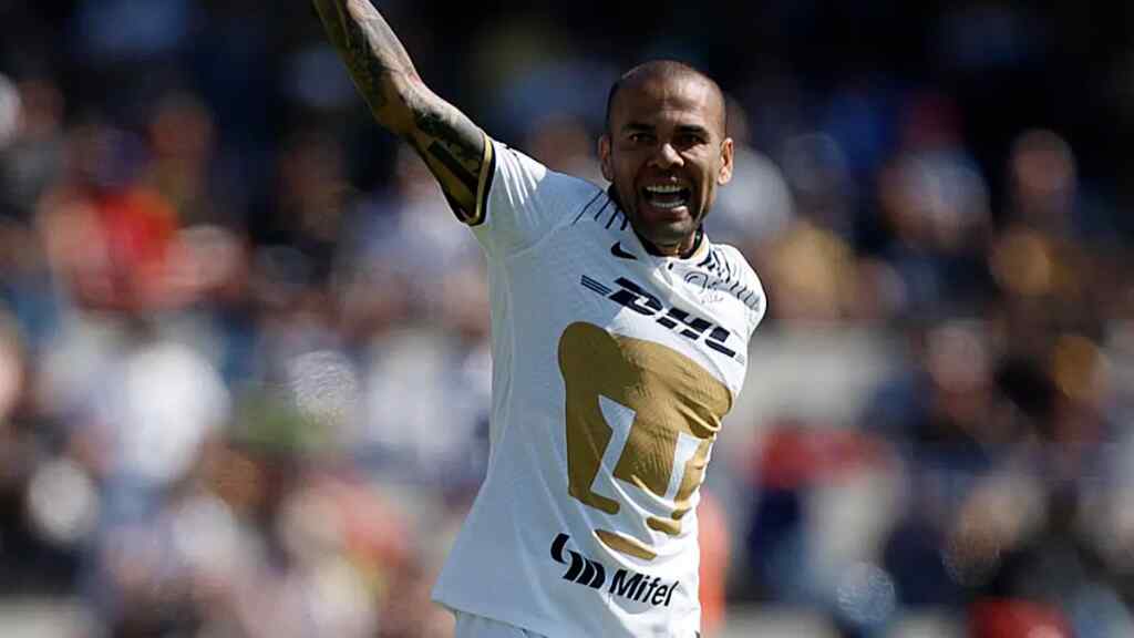 Impiden a jugador de Pumas hablar de Alves, tras filtración de indemnización