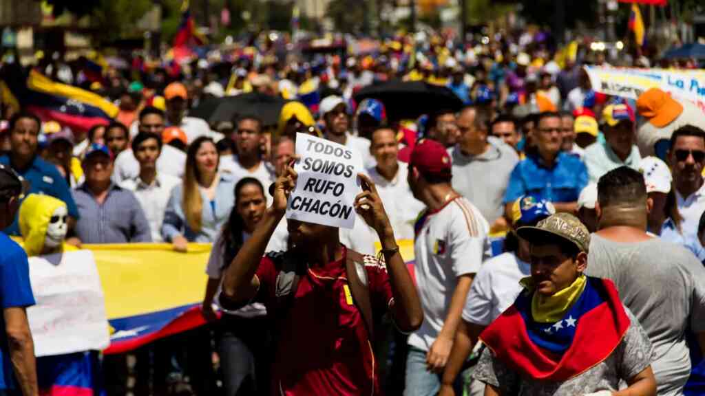Jóvenes en Venezuela llaman a una manifestación este domingo por la democracia