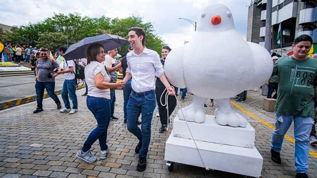 Juan Carlos Upegui- paloma de la paz dañada en manifestaciones de la oposición a petro