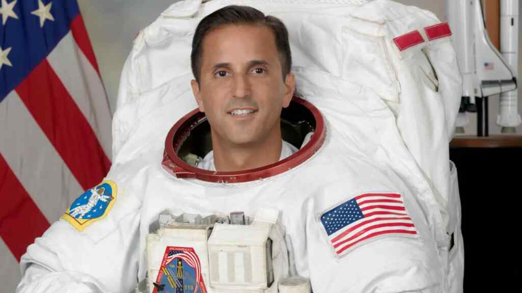 La NASA nombra por primera vez a un hispano jefe de sus astronautas