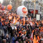 La calle vuelve a exigir a Macron la retirada de la reforma de las pensiones