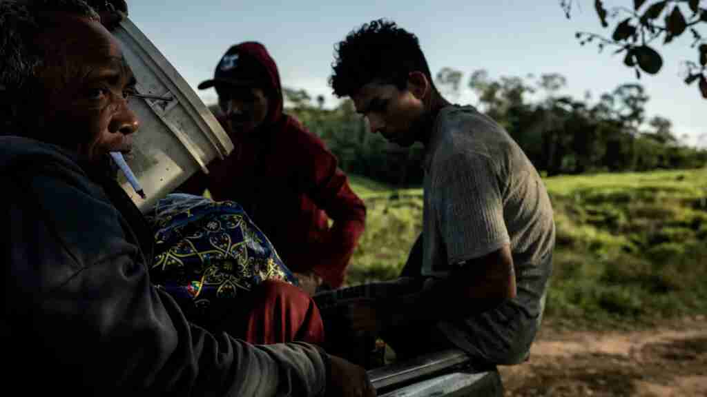 La diáspora de miles de mineros clandestinos pone en tensión a la Amazonía