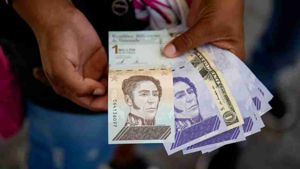 La moneda venezolana pierde más de un 7 % de su valor frente al dólar en 10 días