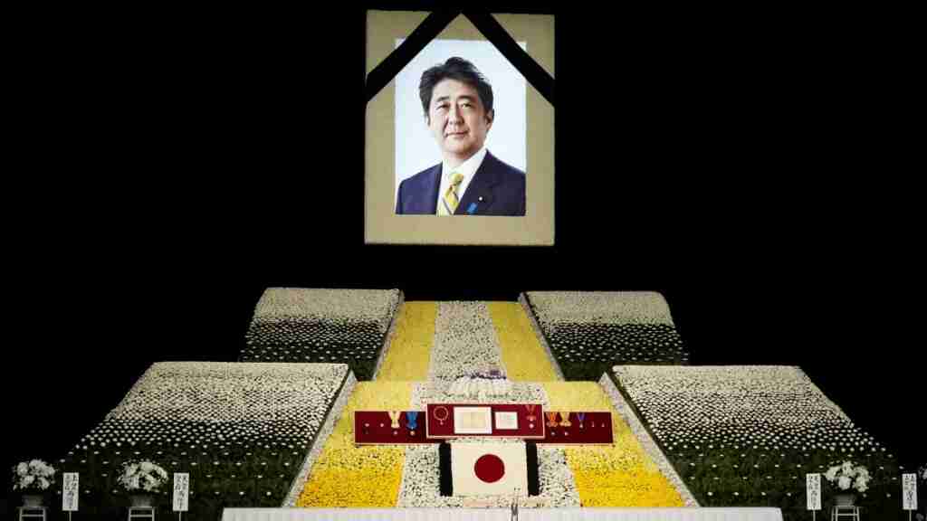 Las memorias póstumas de Abe se convierten en un éxito editorial en Japón