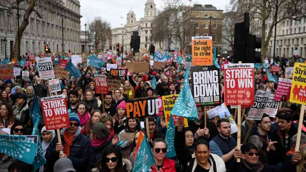 Miles de trabajadores toman las calles del Reino Unido para pedir mejoras salariales