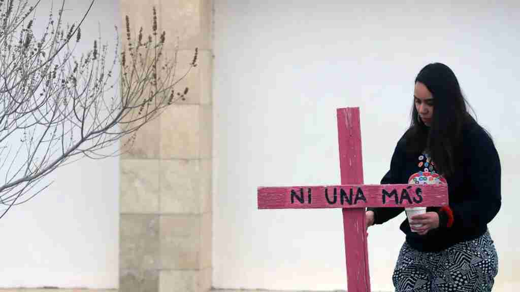 Mujeres pintan cruces ante la epidemia de feminicidios en el norte de México