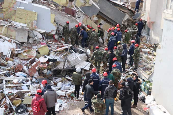 Número de muertos por el devastador terremoto de Turquía supera los 7.800
