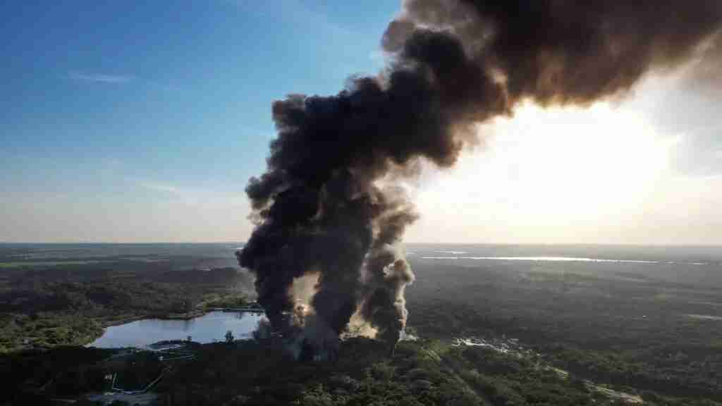 Pemex reconoce la muerte de dos obreros tras el incendio en una refinería de Veracruz