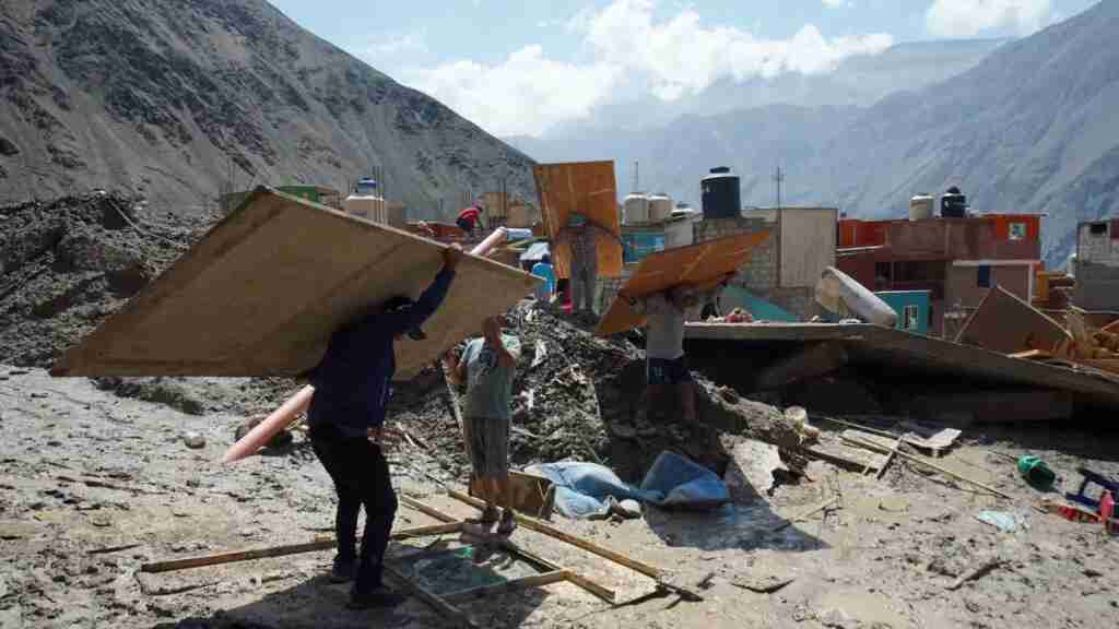 Perú busca 20 desaparecidos tras los aludes que dejaron 16 muertos