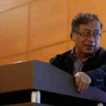Petro dice que se debe cumplir la reforma agraria para lograr la paz-- Petro plantea una nueva reforma tributaria para impulsar energías limpias en Colombia