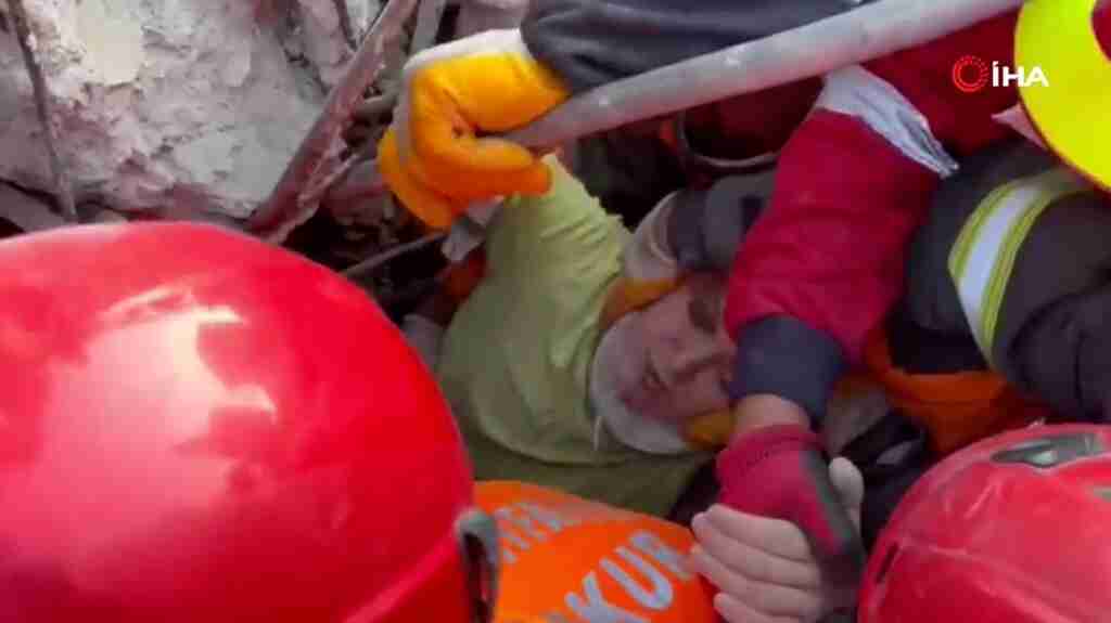 Rescatan a Kaan el niño de 13 años que aguanto 182 horas atrapado entre escombros en Turquía